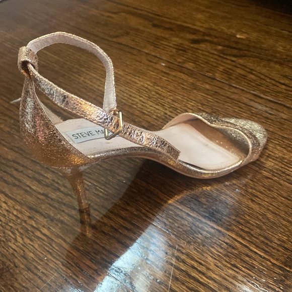 Steve Madden Rose gold metallic strappy sandals, size 8 - Picture 2 of 4
